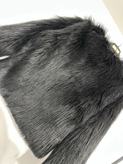 Haina din blană artificială neagră – look elegant și glam