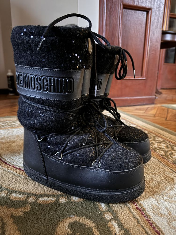 Moon boots Moschino