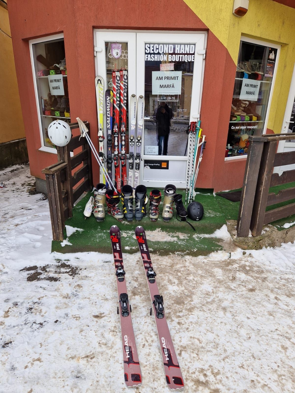 Schiuri, clăpari , bețe , cască, costum ski, haine iarnă