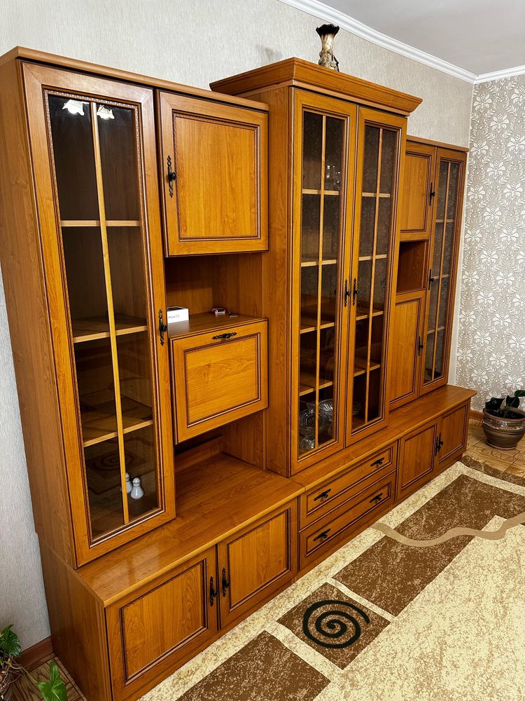 Продаю стенку в зал срочно