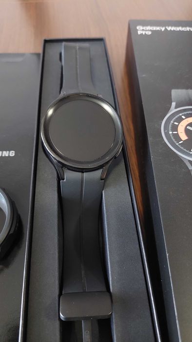 Продавам Смарт часовник Samsung Galaxy Watch 5 Pro