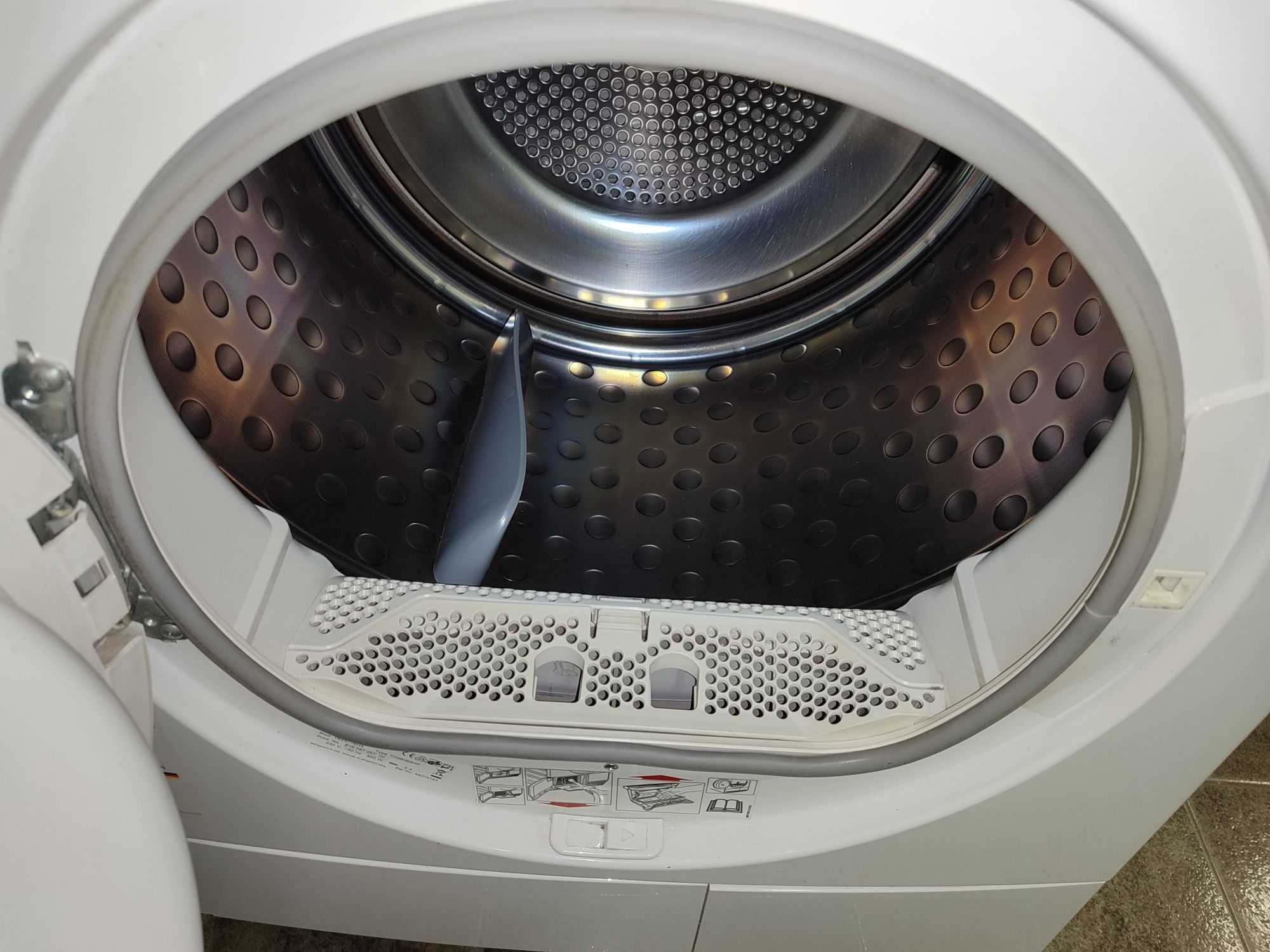 Сушилня AEG T65377AH3 - 7кг. Термопомпа Клас А+