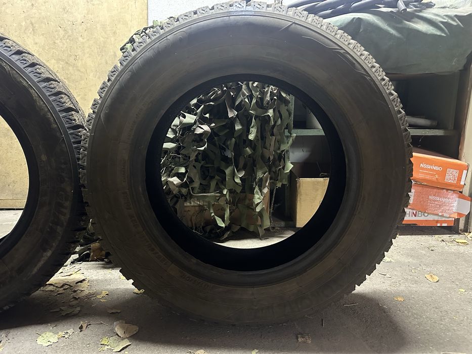 Продам комплект зимней шипованной резины