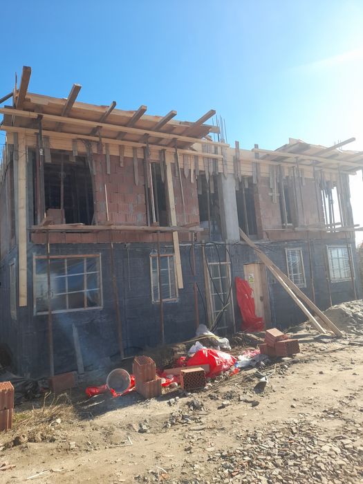 Vând loc de casă  cu construcție în lucru la Ford