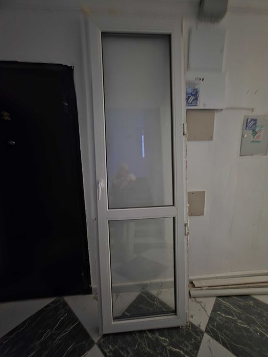 Пластиковая дверь