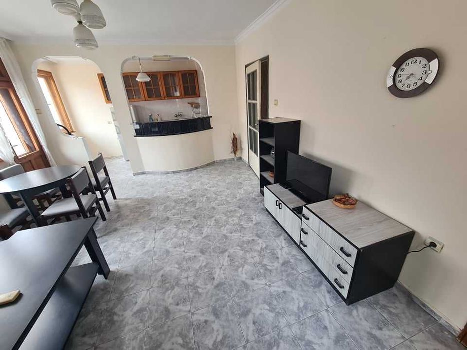 Дава се под наем Тристаен апартамент в Бургас, Лазур - 96 кв.м за 459 € - Снимка #1