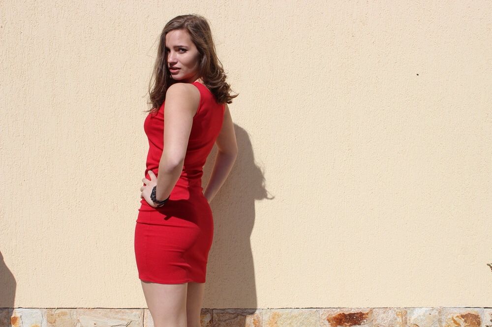Намалена червена рокля