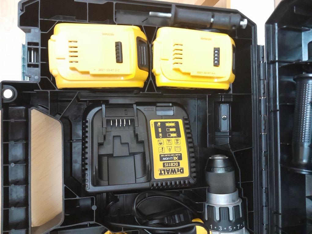 Продам ударную дрель-шуруповерт De Walt 18V XR Li-Ion