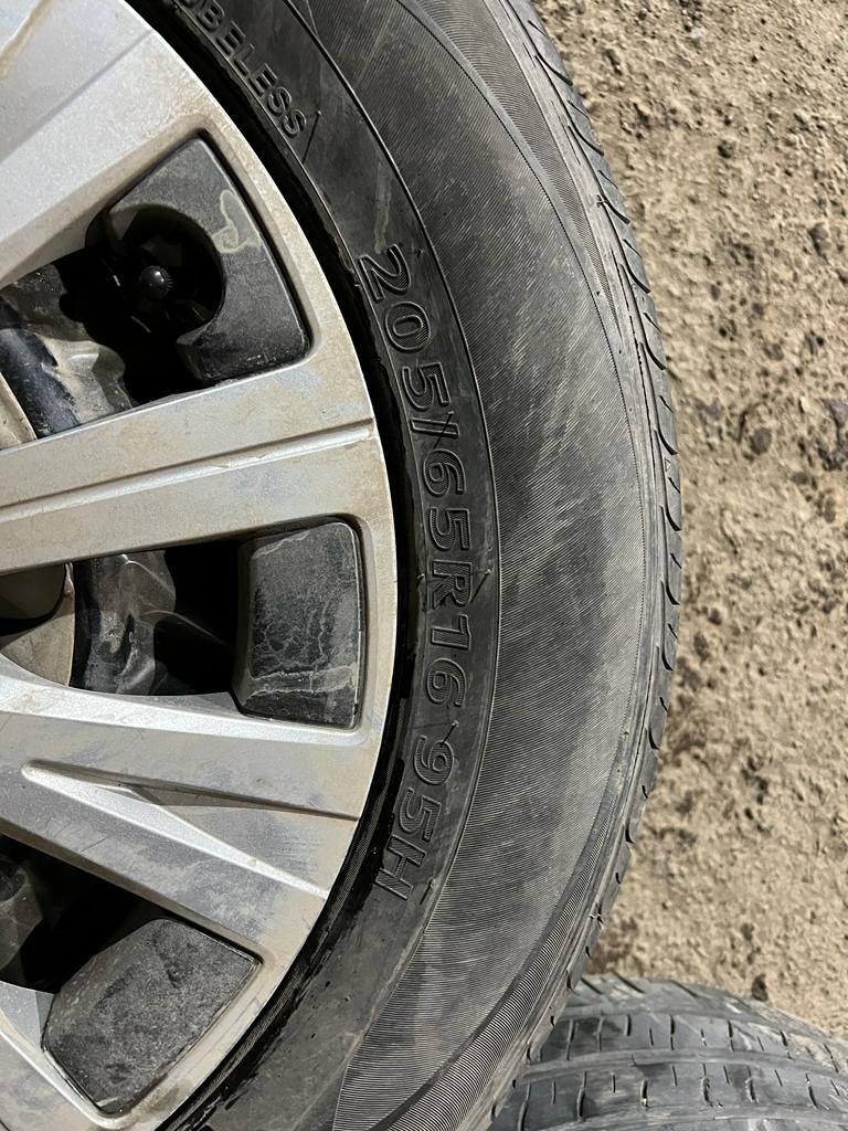 Продам летние шины Kumho 205х65х16 в на железных дисках