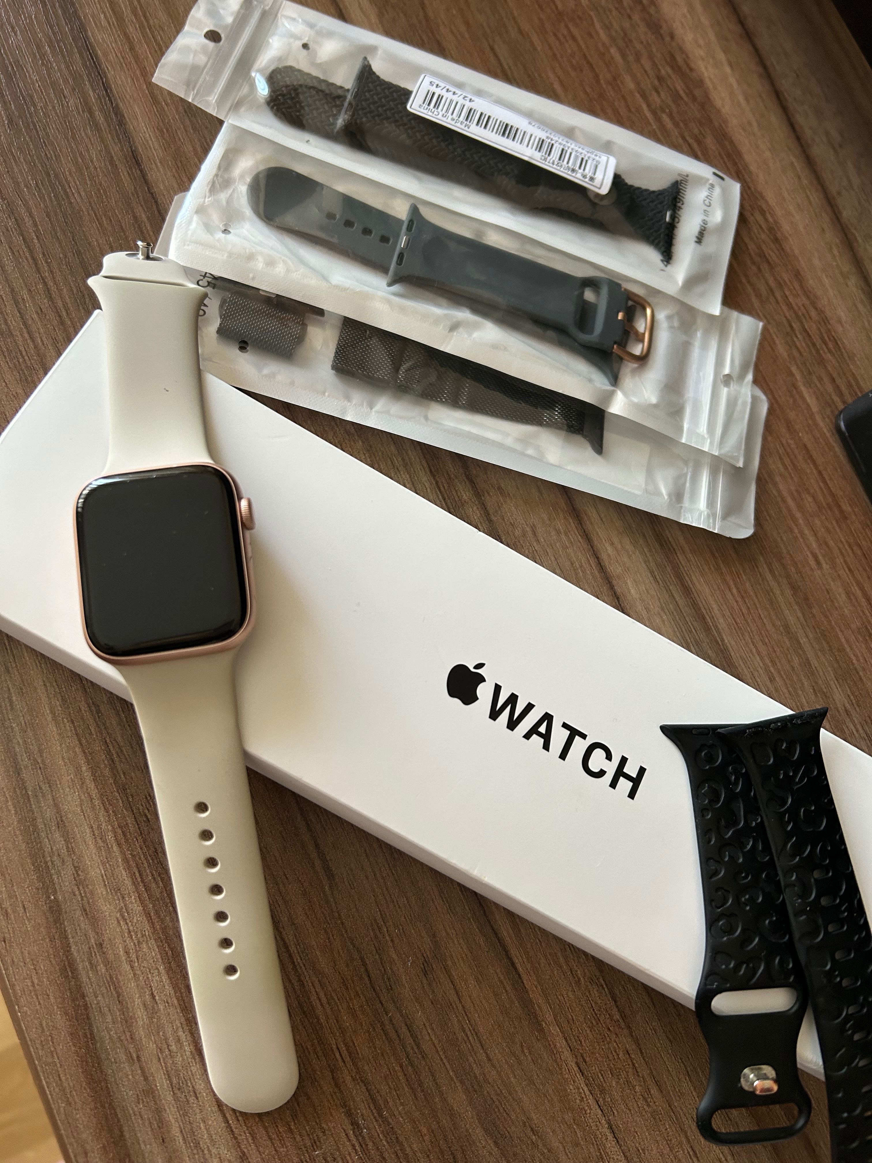 Часовник APPLE WATCH SE GOLD 44 mm