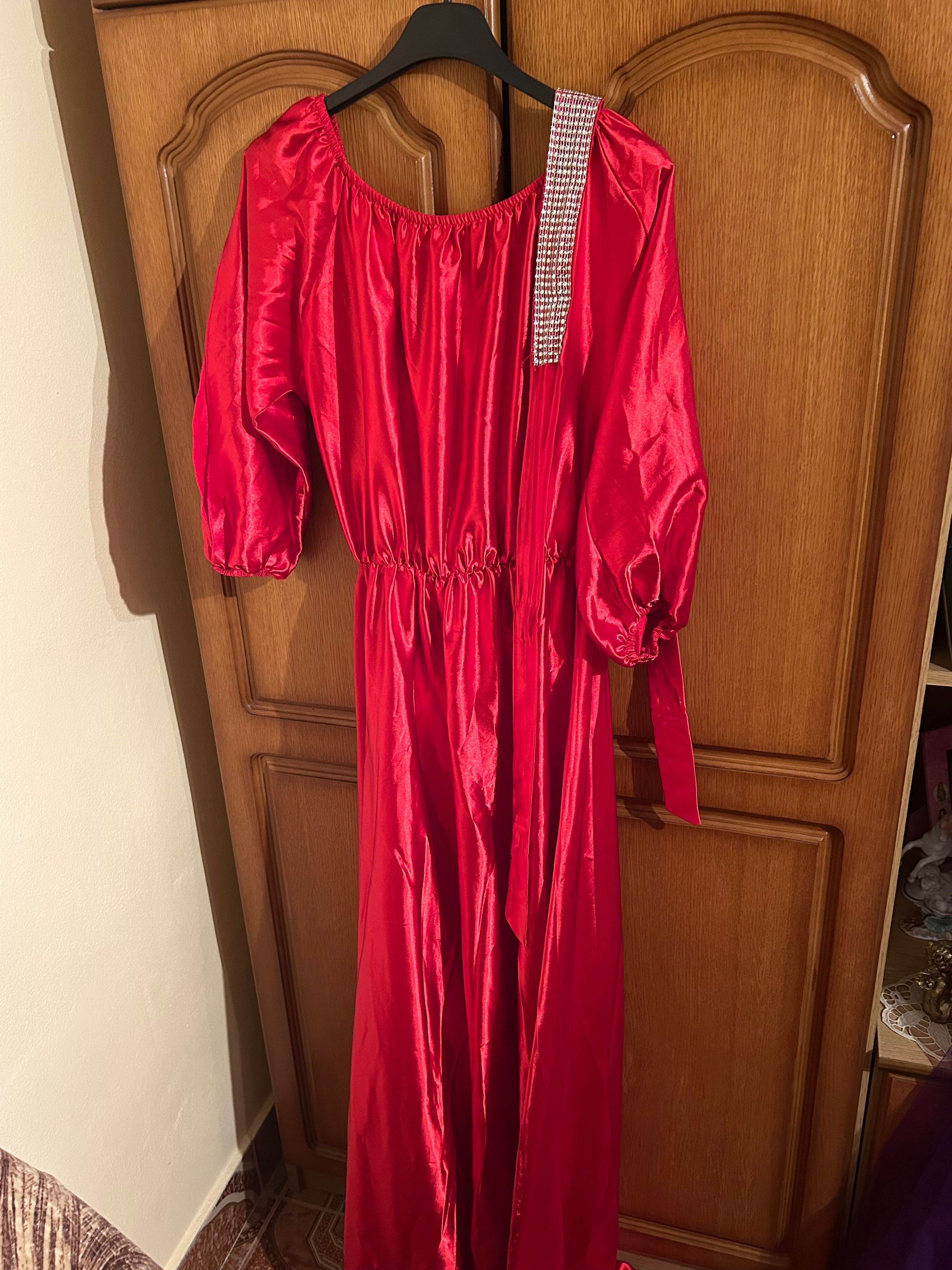 Rochie lungă roșie din satin – stil elegant & feminin