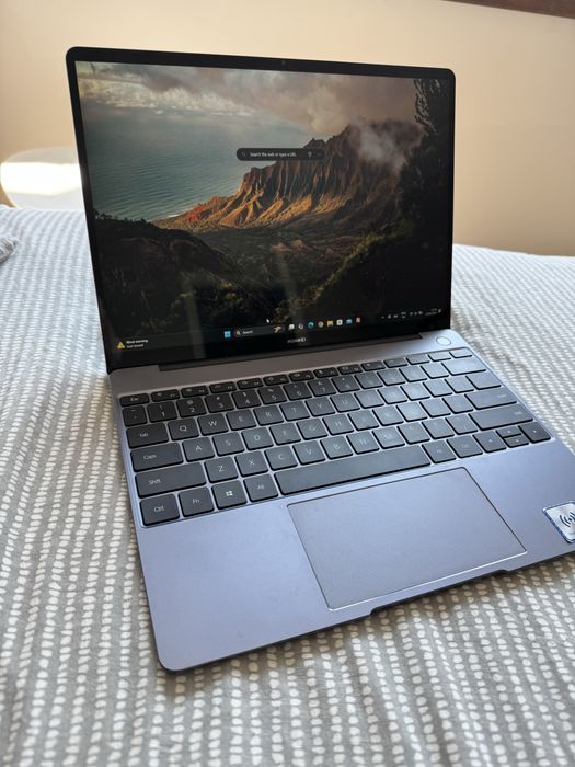 Huawei MateBook 13 – Ryzen 5, 8GB RAM, SSD rapid – Elegant și ușor