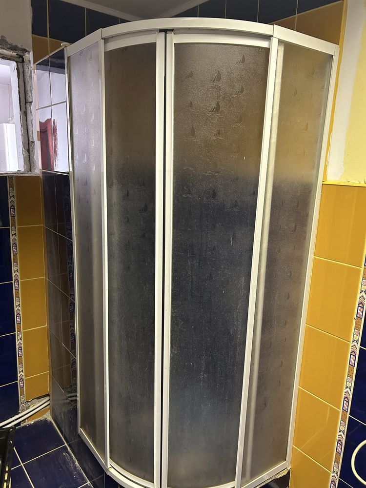 Vand obiecte sanitare :vana,chiuveta ,wc,dulap cu oglida , mobila