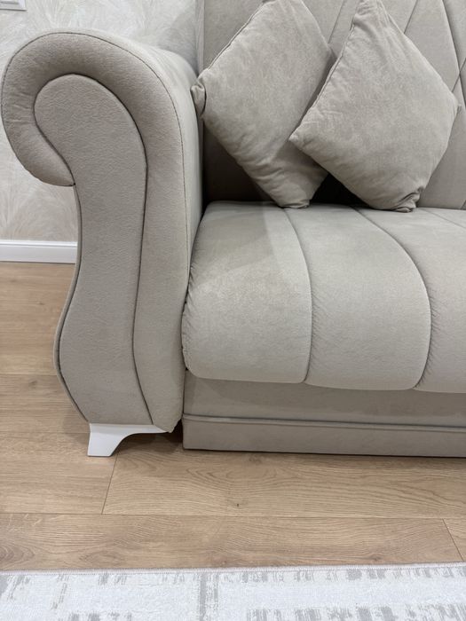 Диван, абсолютно новенький. 230 см, раскладывается. Ящик для вещей