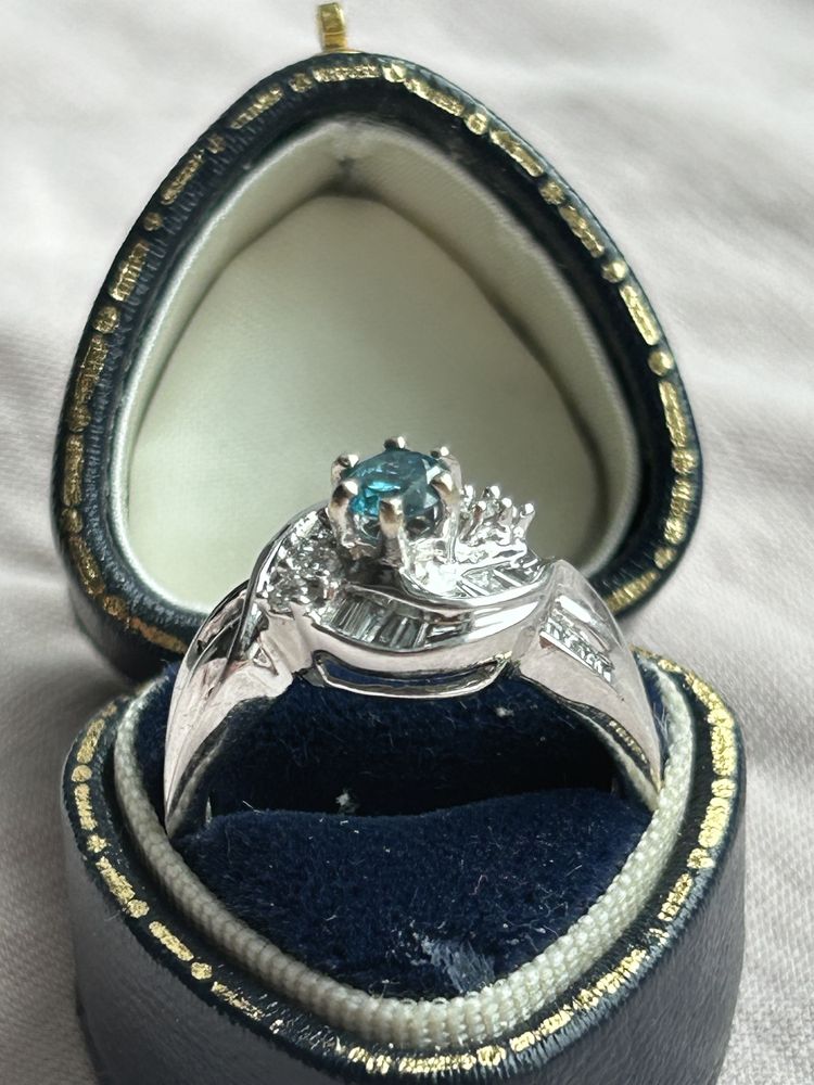 Inel Aur Alb 14K, Diamante, bagete si central fancy blue Certificat