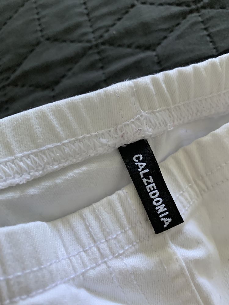 Бели пролетни / лятни детски панталони марка Calzedonia - за 6-7-8 год