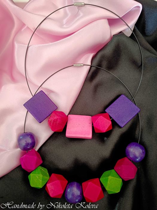 Дамски твърди колиета,ръчна изработка