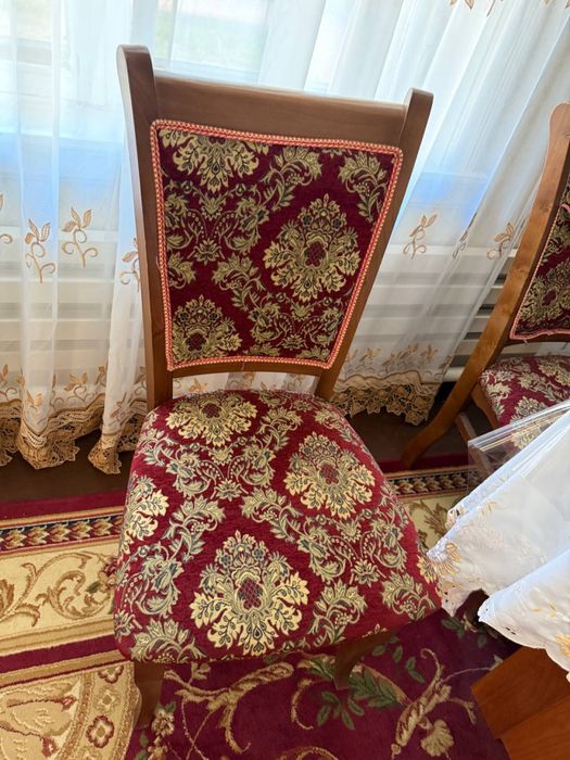 Продаются стулья. Материал: дерево Состояние : Б/у Количество: 12 штук