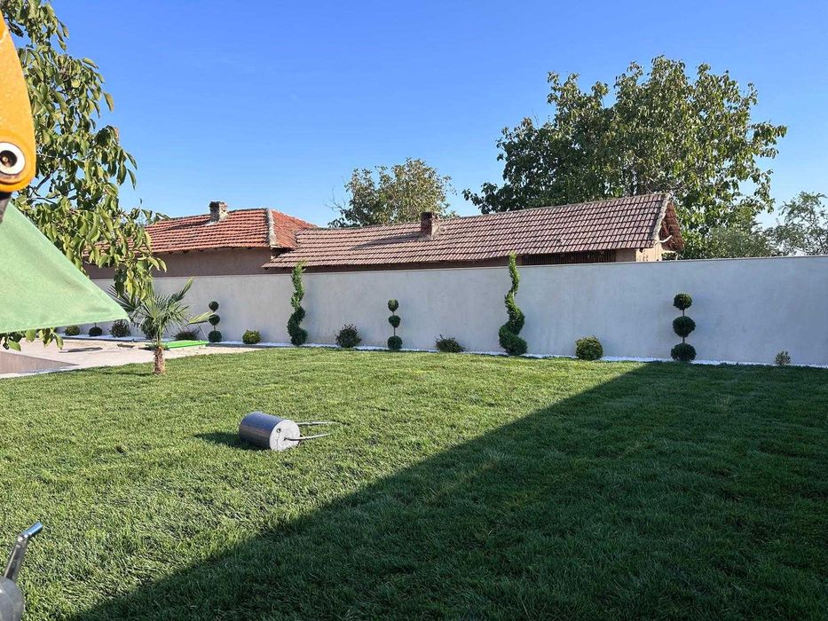 Amenajari gradini cu sistem de stropire automat, gazon, arbori, flori