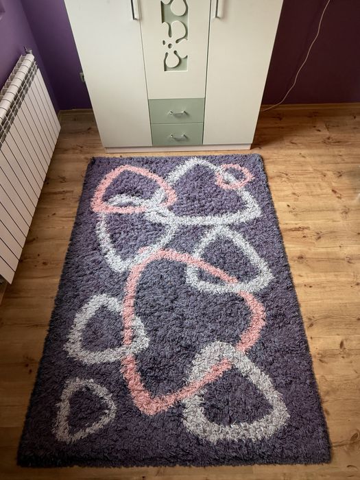 Лилав килим с дълъг косъм