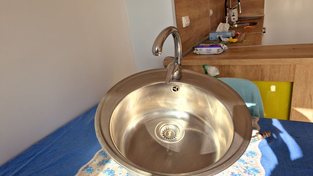 Мивка тека със смесител