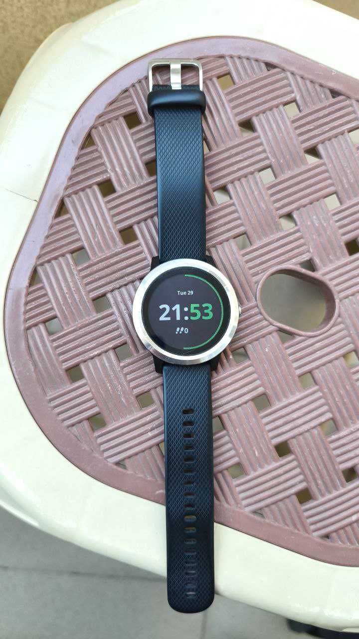 Смарт часовник Garmin vivoactive 3 (+ 2 резервни каишки)