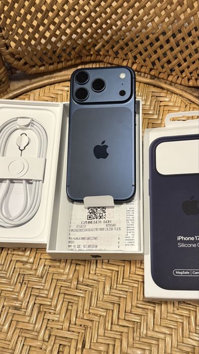 Нов iPhone 17 Pro 256Gb deep blue !!! Подарък Apple Sillicone case