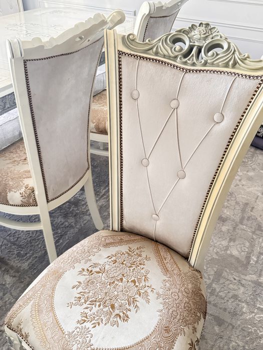 Стол со стульями