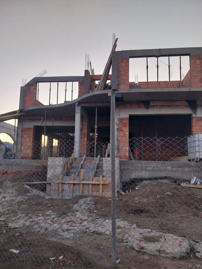 Echipa constructori executam case,duplexuri,cofraje proprii,buldo