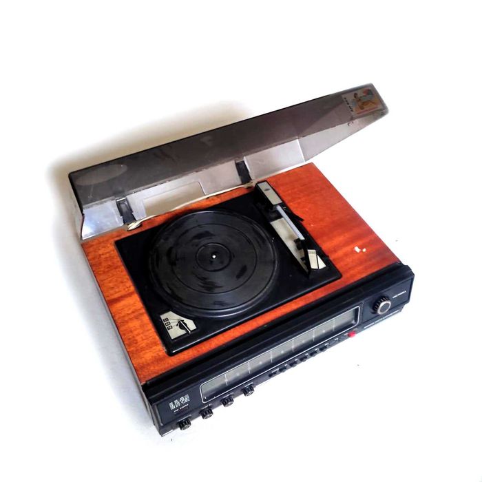 Радиола Вега 323 радиоприемник + проигрыватель с колонками