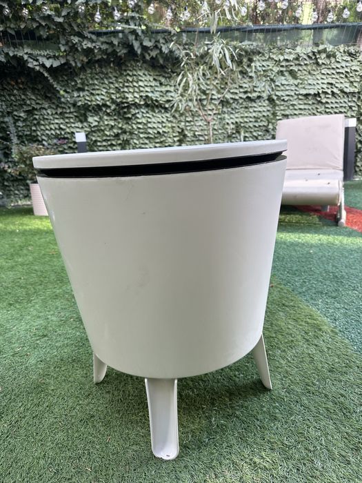Masa tip minibar cu spatiu depozitare sticle si gheata