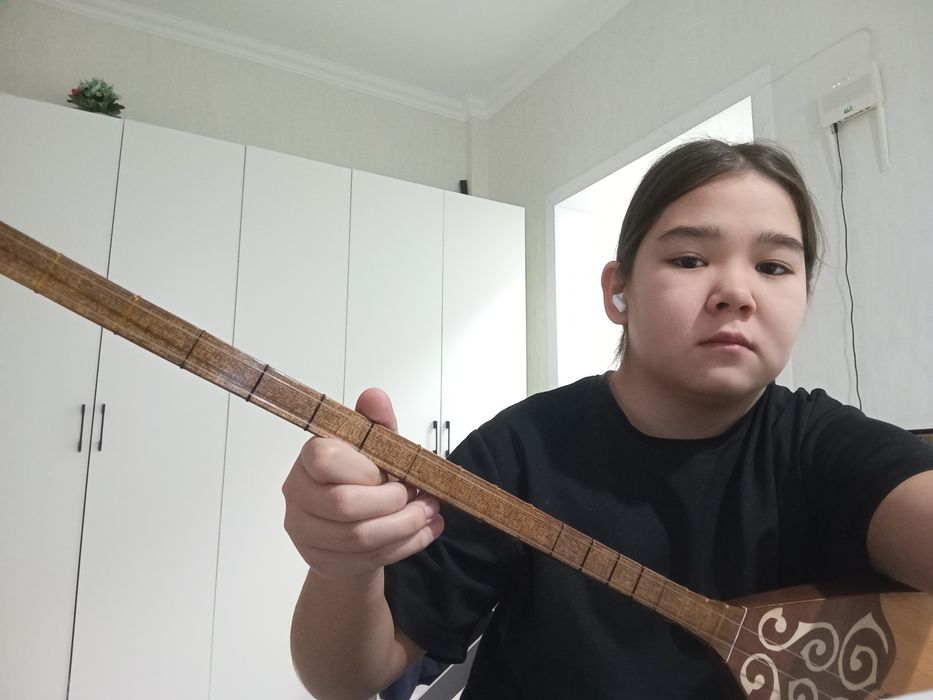 продается домбра, хорошего качества.