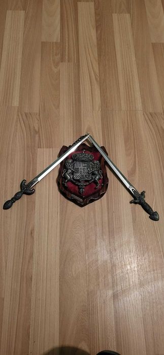 Panoplie Medievală cu Stema Regală și 2 Săbii