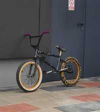 Vând bmx custom.