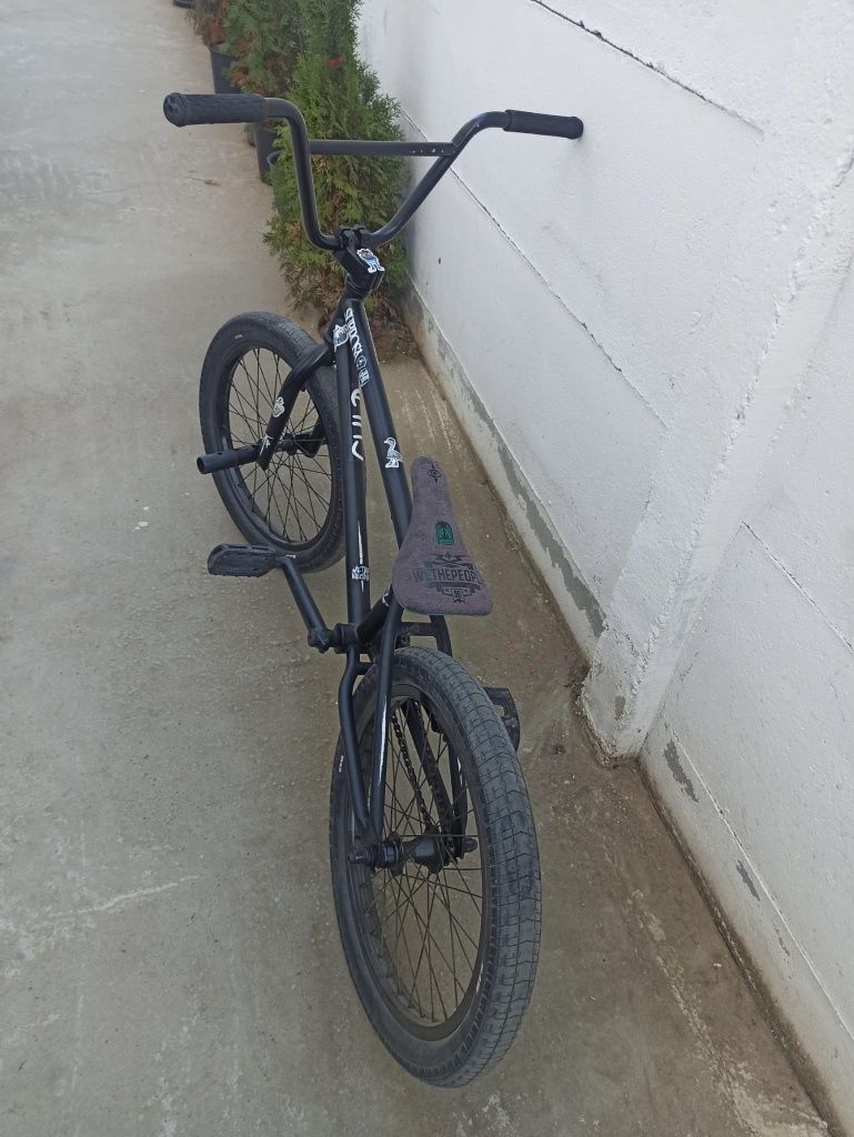 Bicicleta BMX super echipata