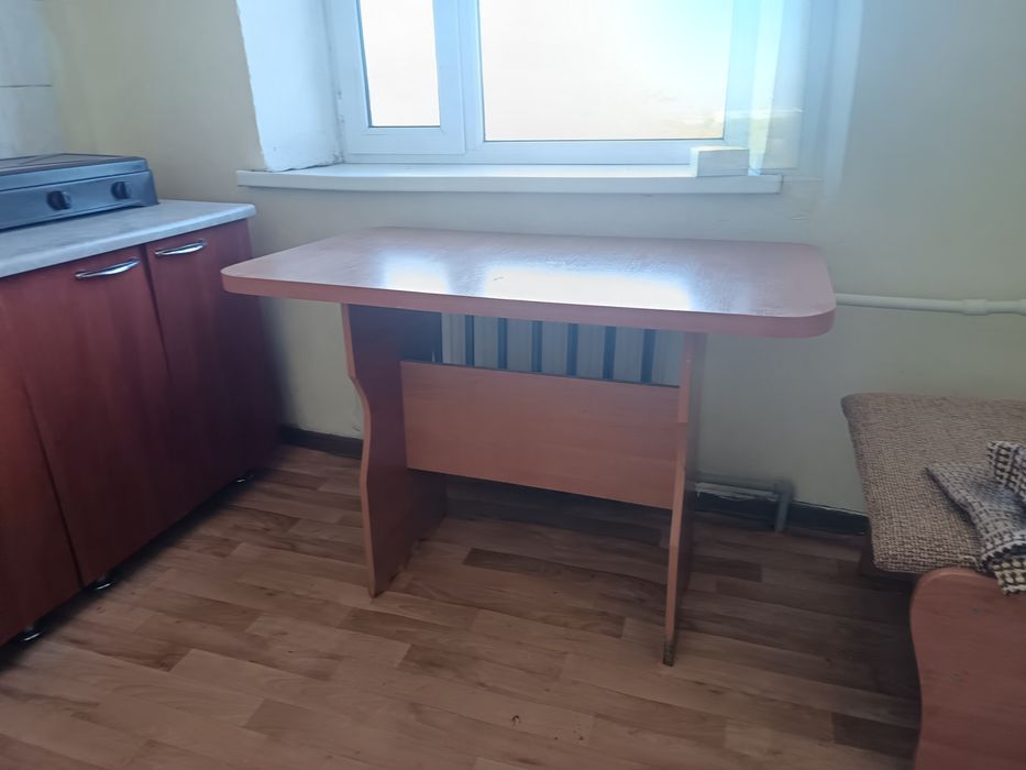 Продам стол небольшой и табуретки