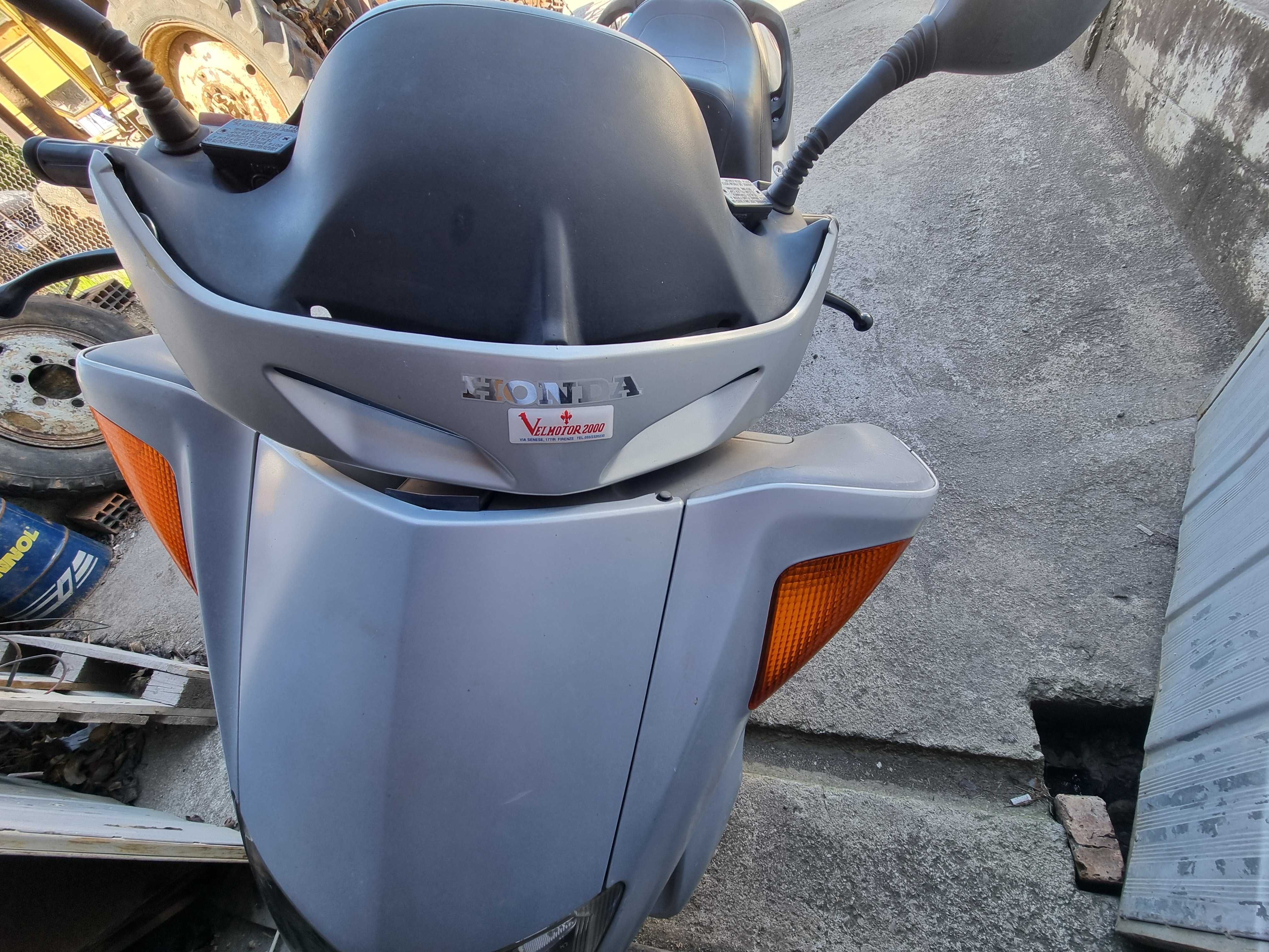 Продавам Скутер Honda Foresight 250