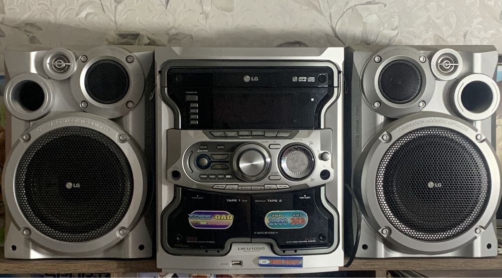 Музыкальный центр LG с двумя колонками