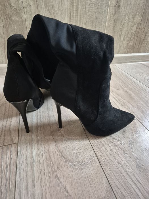 Нови елегантни ботуши на висок ток