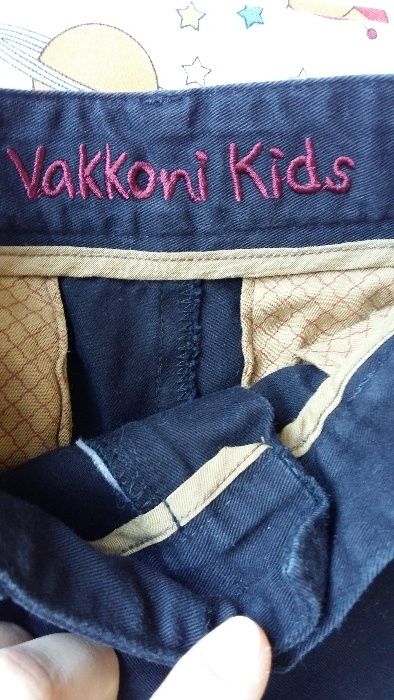 Джинсы черные фирмы Vakkoni Kids на регулируемой резинке на 3-4 года