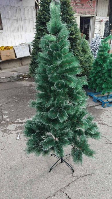 Заснежена коледна елха с метална стойка