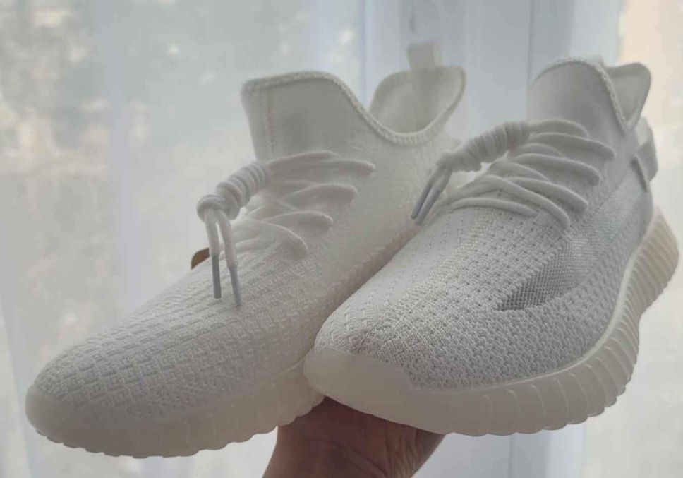 Adidasi noi din pânză