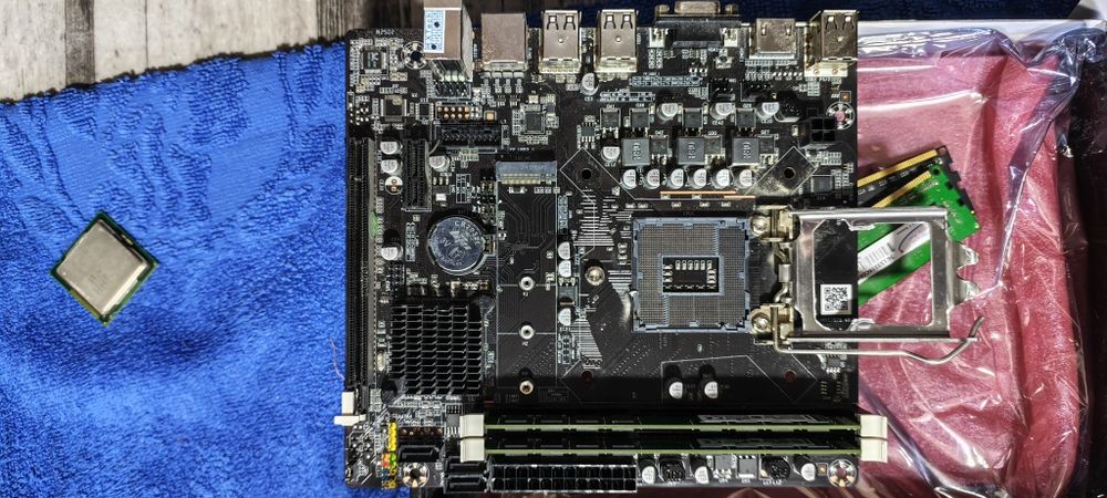 AMI H61 + i7 2600 + Ddr 3 ( 8 gb ) 4 Штуки в подарок.