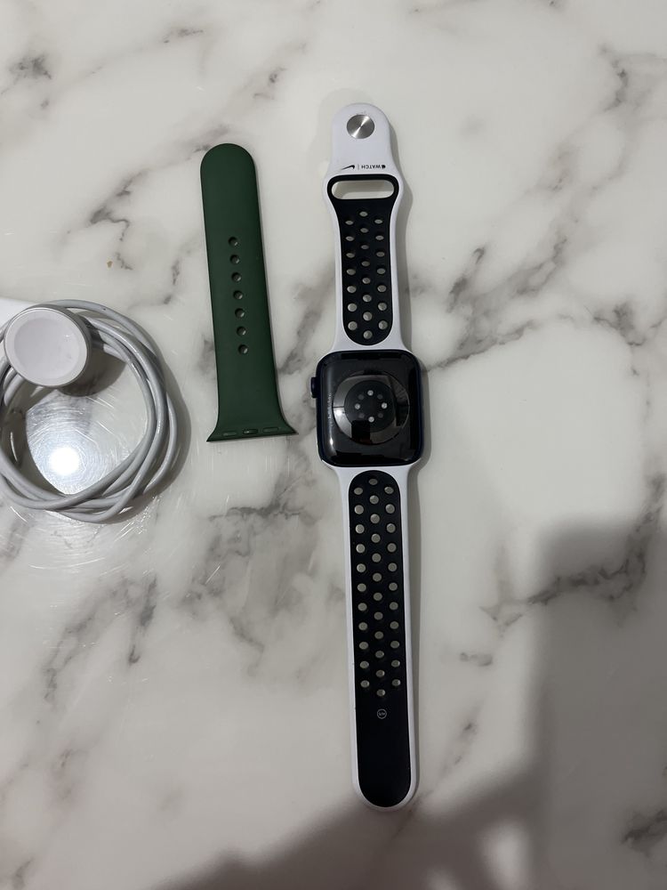 Apple watch шеста серия.В много добро състояние…