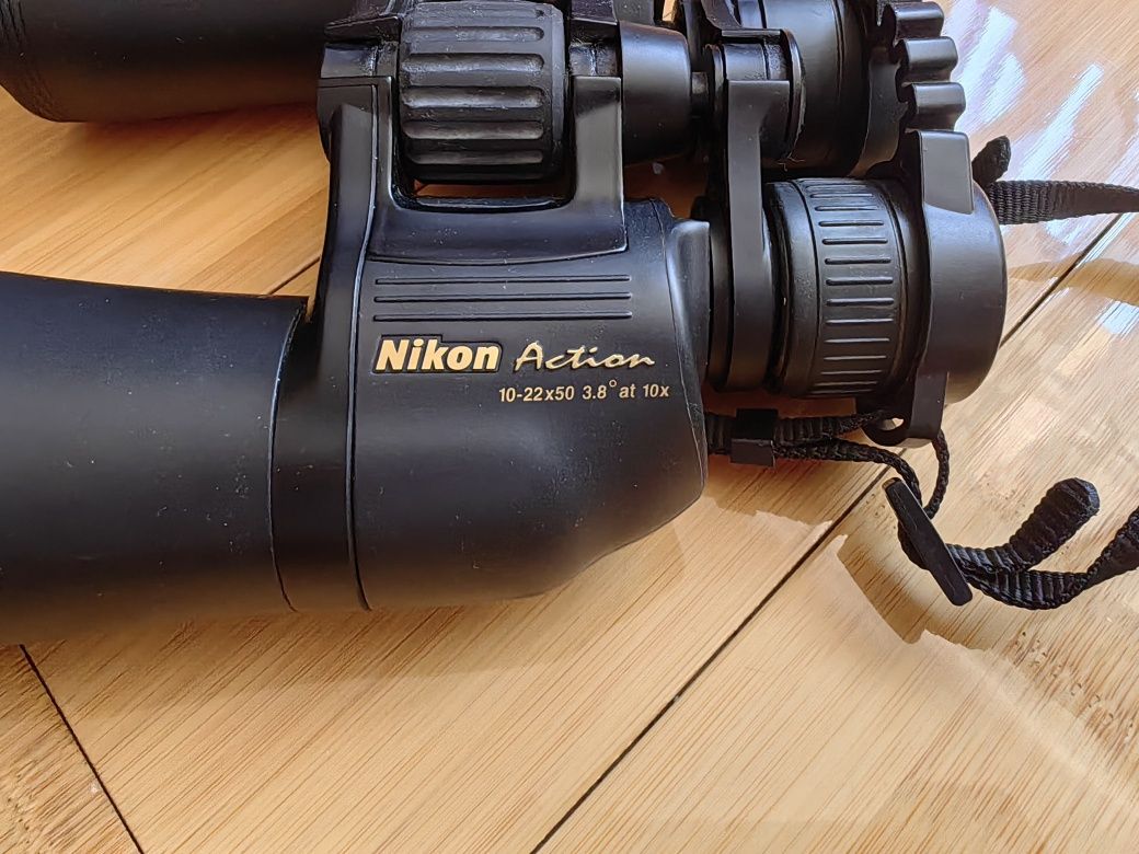 Binoclu Nikon Action 10-22x50 Zoom