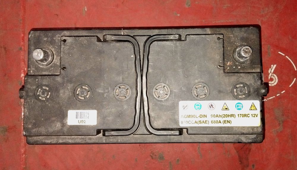 Продавам автомобилен акумулатор 12V, 90Ah, 680A.