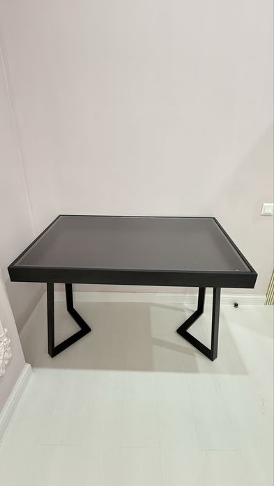 Срочно! Продаю черный стол. 2 штуки. Можно по отдельности.