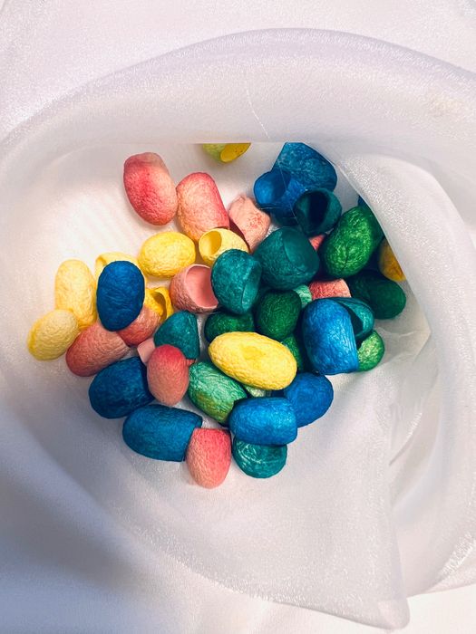 Арт материали - цветни копринени пашкули