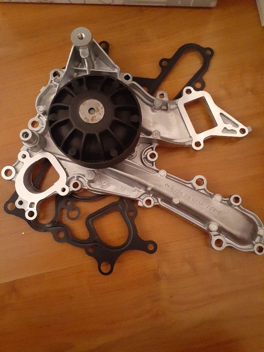Помпа водяная мерседес w222 w166  x166 GL ML Мотор М276