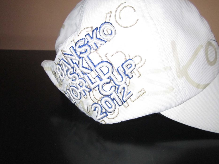 колекционерска бяла шапка за световната купа по ски в Банско